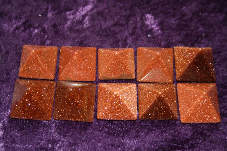 Pyramid 20mm - Goldstone